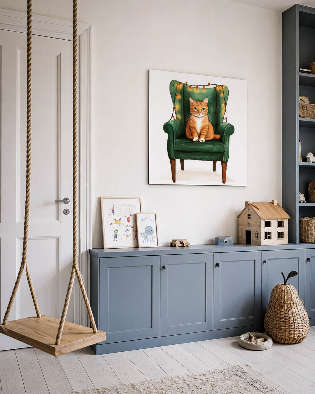 Kat op groene stoel kunstwerk – vierkante wanddecoratie – een oranje kat zit op een groene fauteuil, omringd door warme
