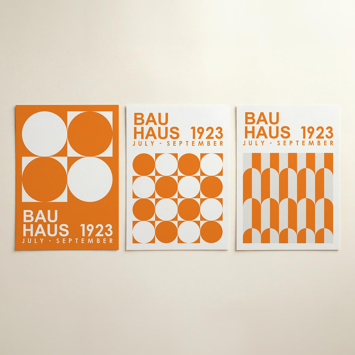Cirkel en vierkant posterset – detailweergave – deze posterset in drie delen toont een levendig spel van oranje en wit. Grote