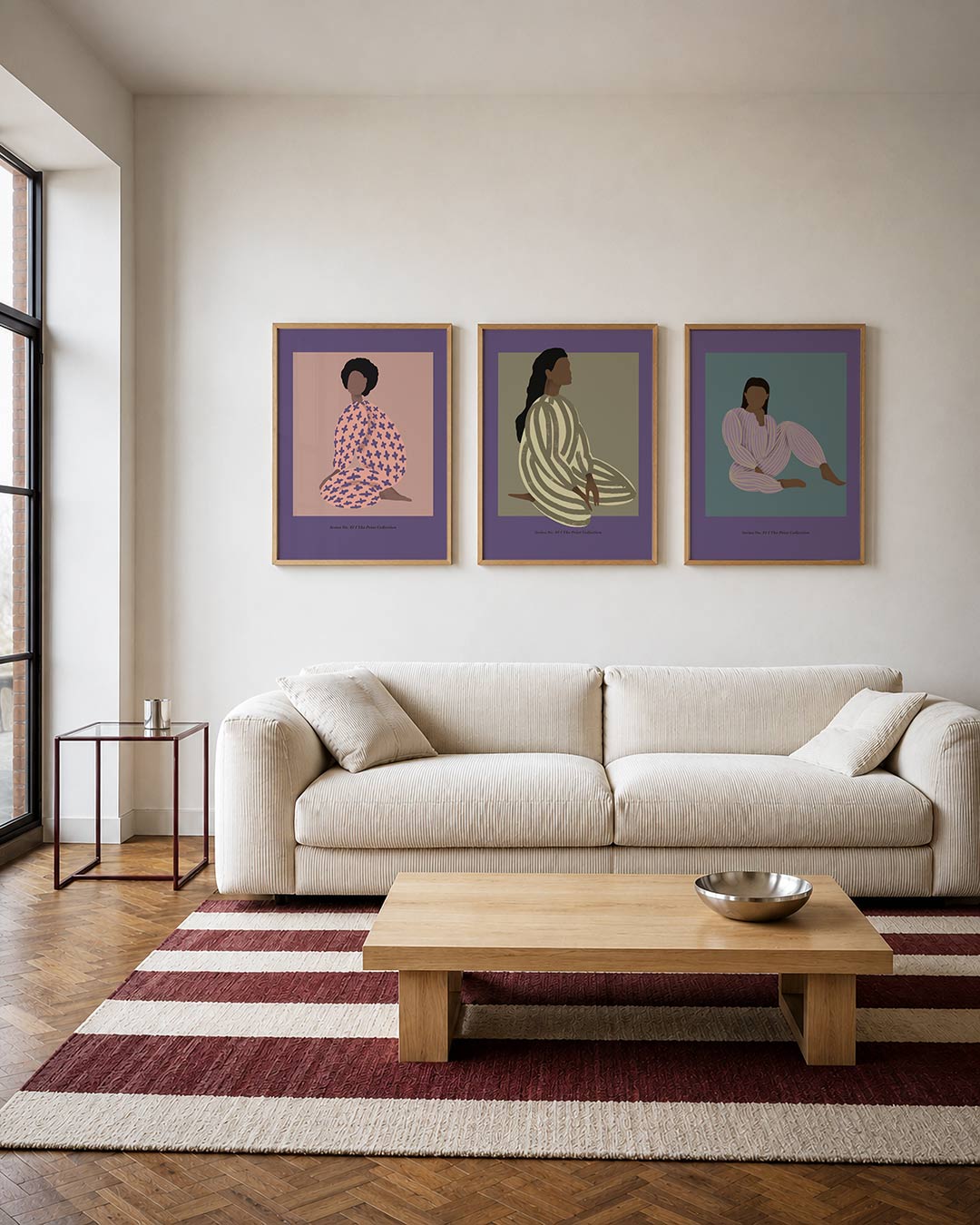 Vorm en kleur driedelige posterset – een figuur in zachte tinten met een patroon van paarse kruisen