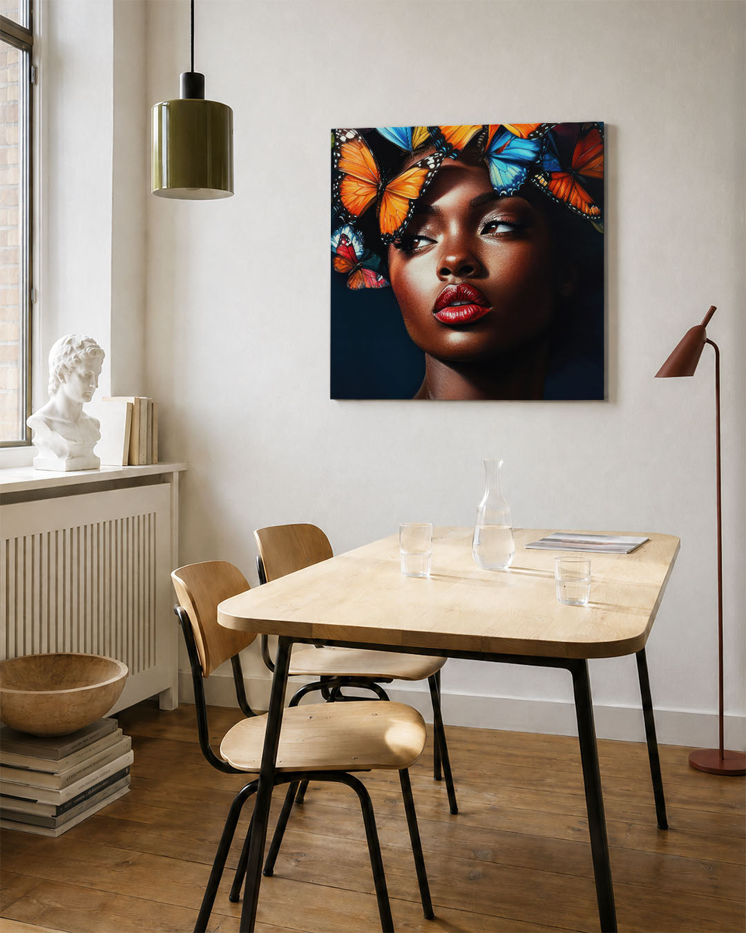 Vlinders en portret kunstwerk – vierkante wanddecoratie – dit kunstwerk toont een vrouwelijk portret met kleurrijke vlinders.