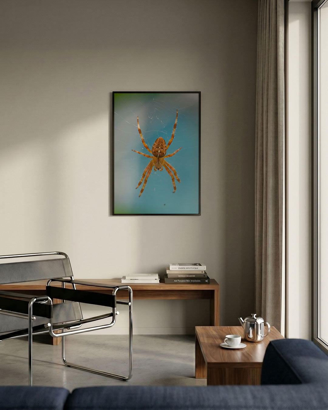 Spin in web poster – detailweergave – deze poster toont een spin die in het midden van zijn web hangt, met een blauwe