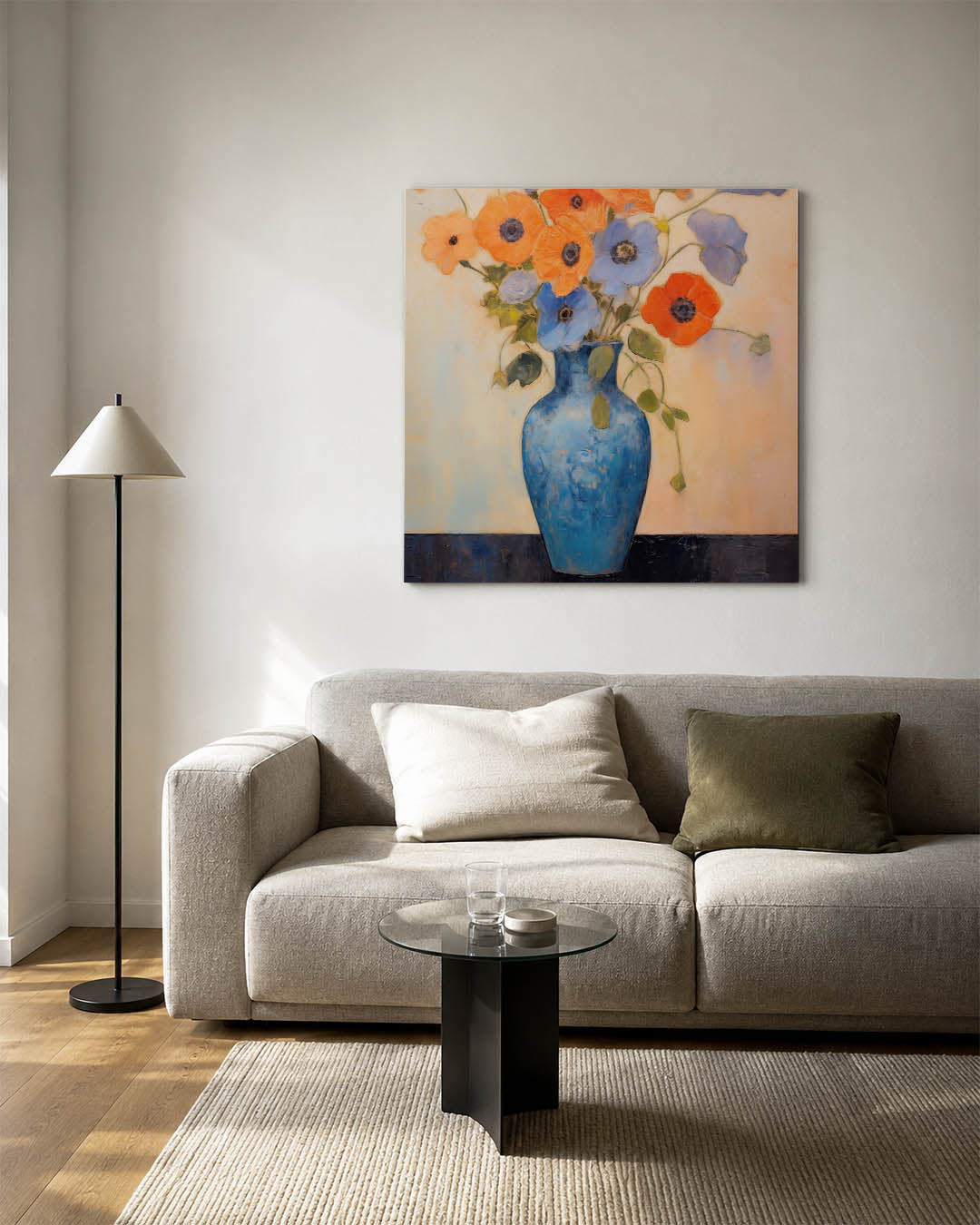 Bloemen in vaas kunstwerk – detailweergave – dit werk toont een blauwe vaas met oranje en blauwe bloemen tegen een zachte