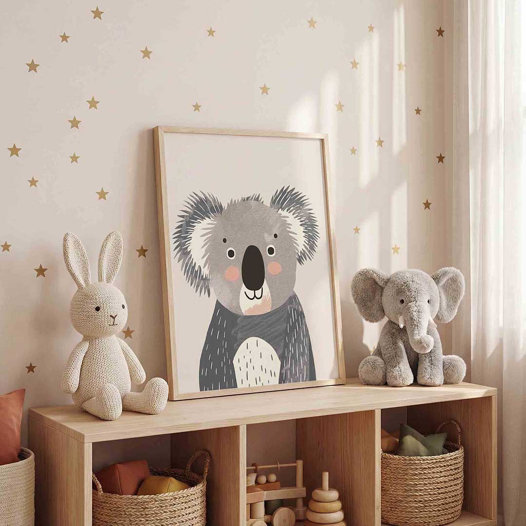 Koala illustratie – staande kinderkamer wanddecoratie van WallArtistic