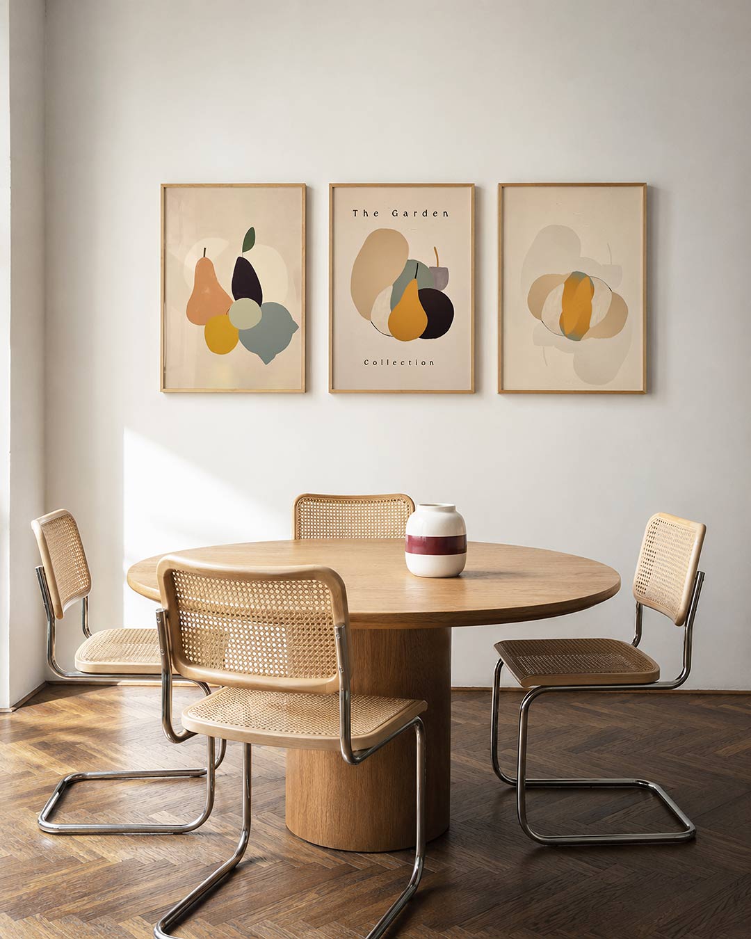 Vorm en kleurenspel – driedelige posterset in interieur
