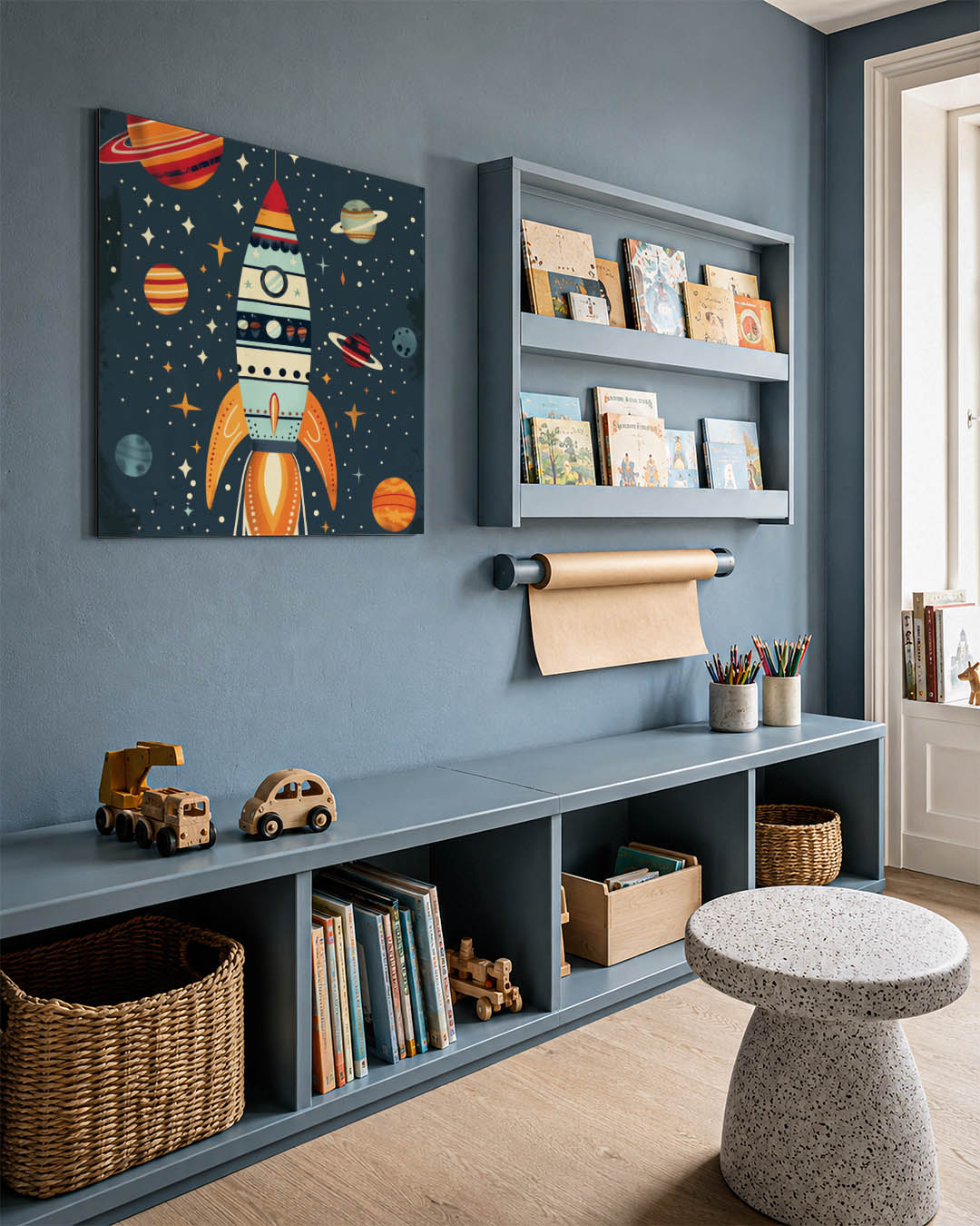 Ruimtevaart kunstwerk – detailweergave – dit werk toont een kleurrijke raket omringd door planeten en sterren. De levendige