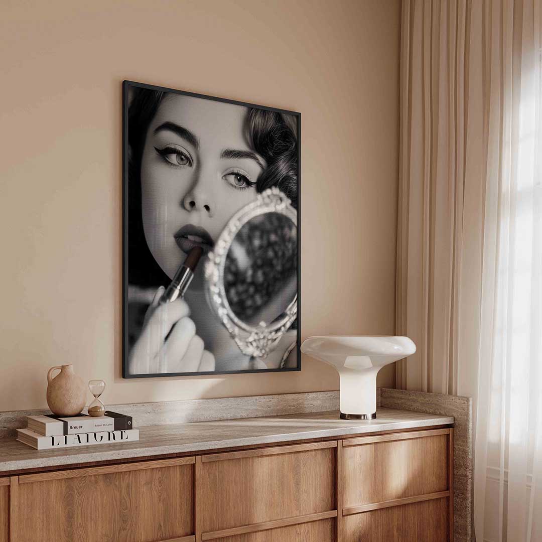 Vrouw met spiegel – kleurrijke Pop Art poster in staand formaat