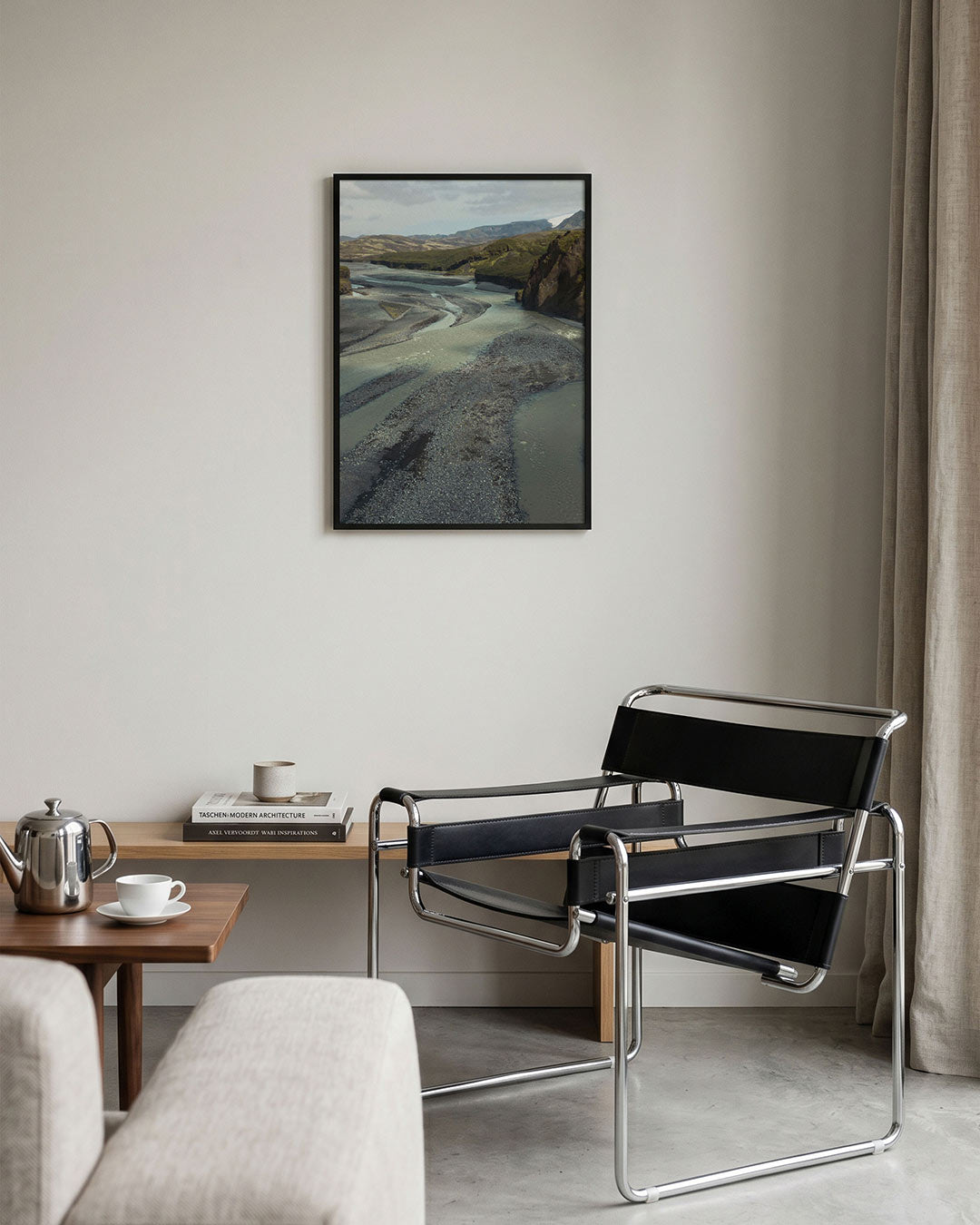 Rivierlandschap poster – tweede productweergave – een kronkelende rivier stroomt door een ruig landschap met bergen op de