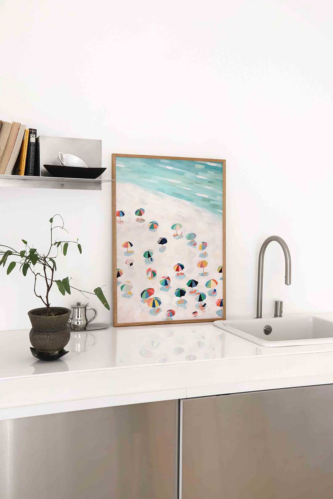 Strand met parasols – staande keuken wanddecoratie van WallArtistic