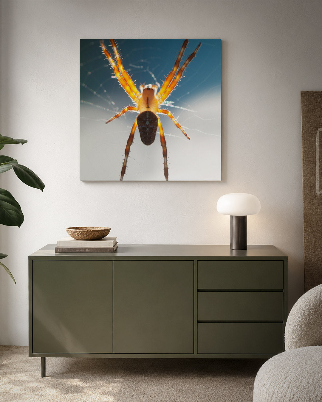 Spin in web kunstwerk – detailweergave – deze kunstwerk toont een spin in close-up, met zijn poten uitgespreid tegen een