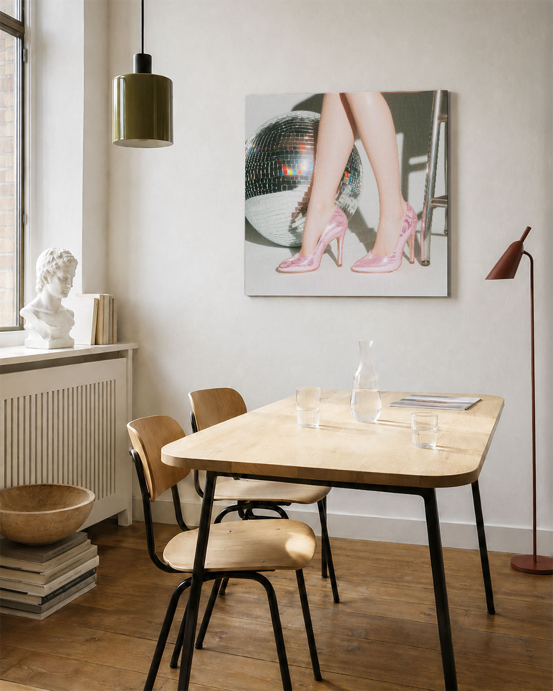 Glamour en reflectie kunstwerk – vierkante wanddecoratie – dit werk toont elegante roze schoenen naast een glinsterende bal.