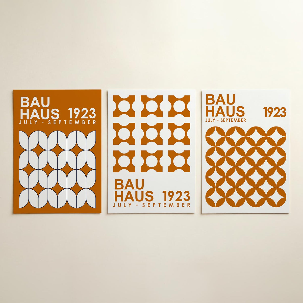 Vorm en kleur posterset – detailweergave – deze posterset in drie delen toont een ritmisch patroon van witte vormen op een