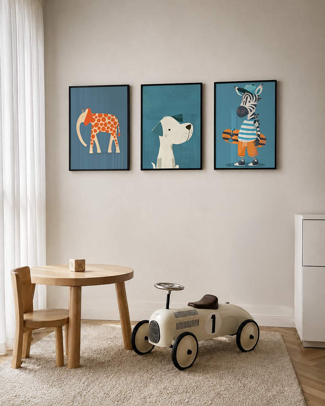 Vorm en kleur posterset – tweede productweergave – een speelse olifant met oranje vlekken op een blauwe