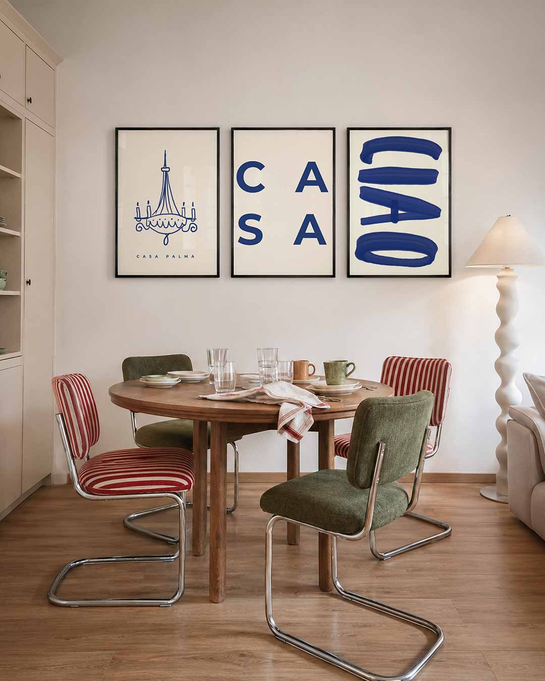 Lijnenspel kroonluchter driedelige posterset – een tekening van een kroonluchter in blauwe lijnen op een