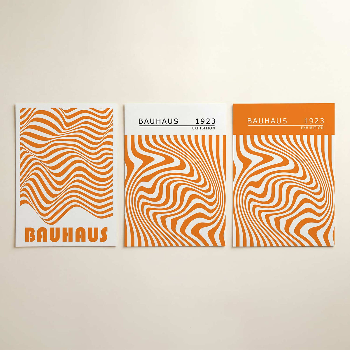 Golvend lijnenspel posterset – detailweergave – deze posterset in drie delen toont een dynamisch lijnenspel in oranje en wit.