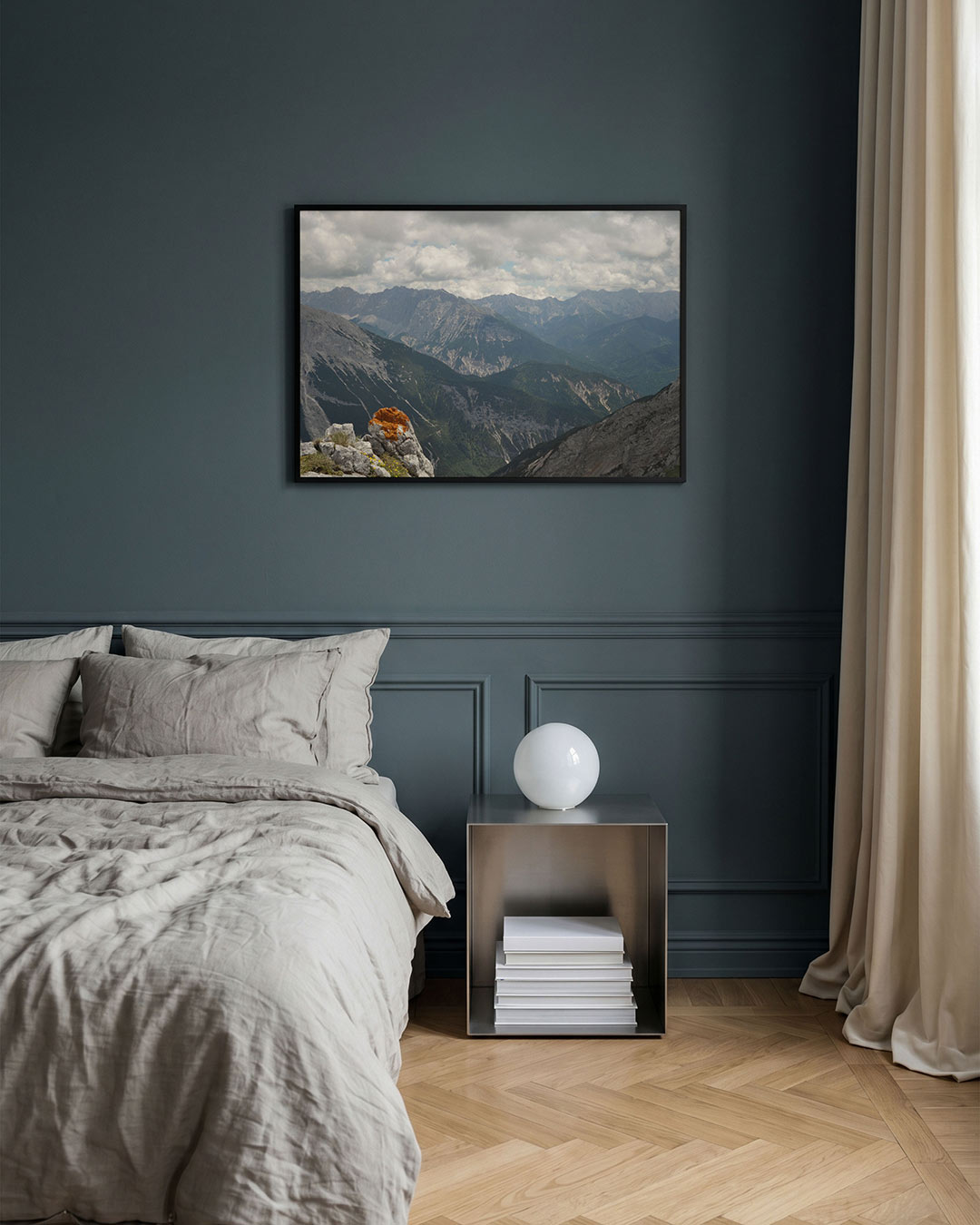 Berglandschap met wolken poster – detailweergave – een indrukwekkend berglandschap met ruige rotsen en een dramatische