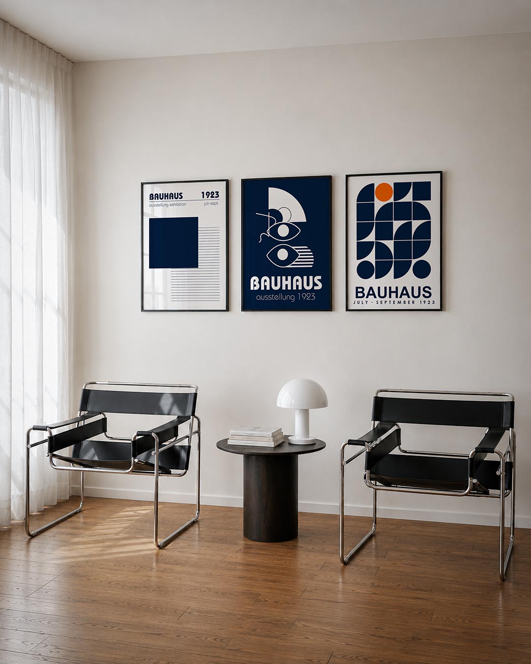 Vorm en lijnen driedelige posterset – deze posterset in drie delen toont een donkerblauw vierkant bovenop fijne horizontale