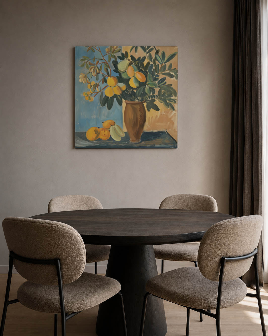 Fruit en bladeren kunstwerk – tweede productweergave – dit kunstwerk toont een vaas met groene bladeren en geel fruit tegen