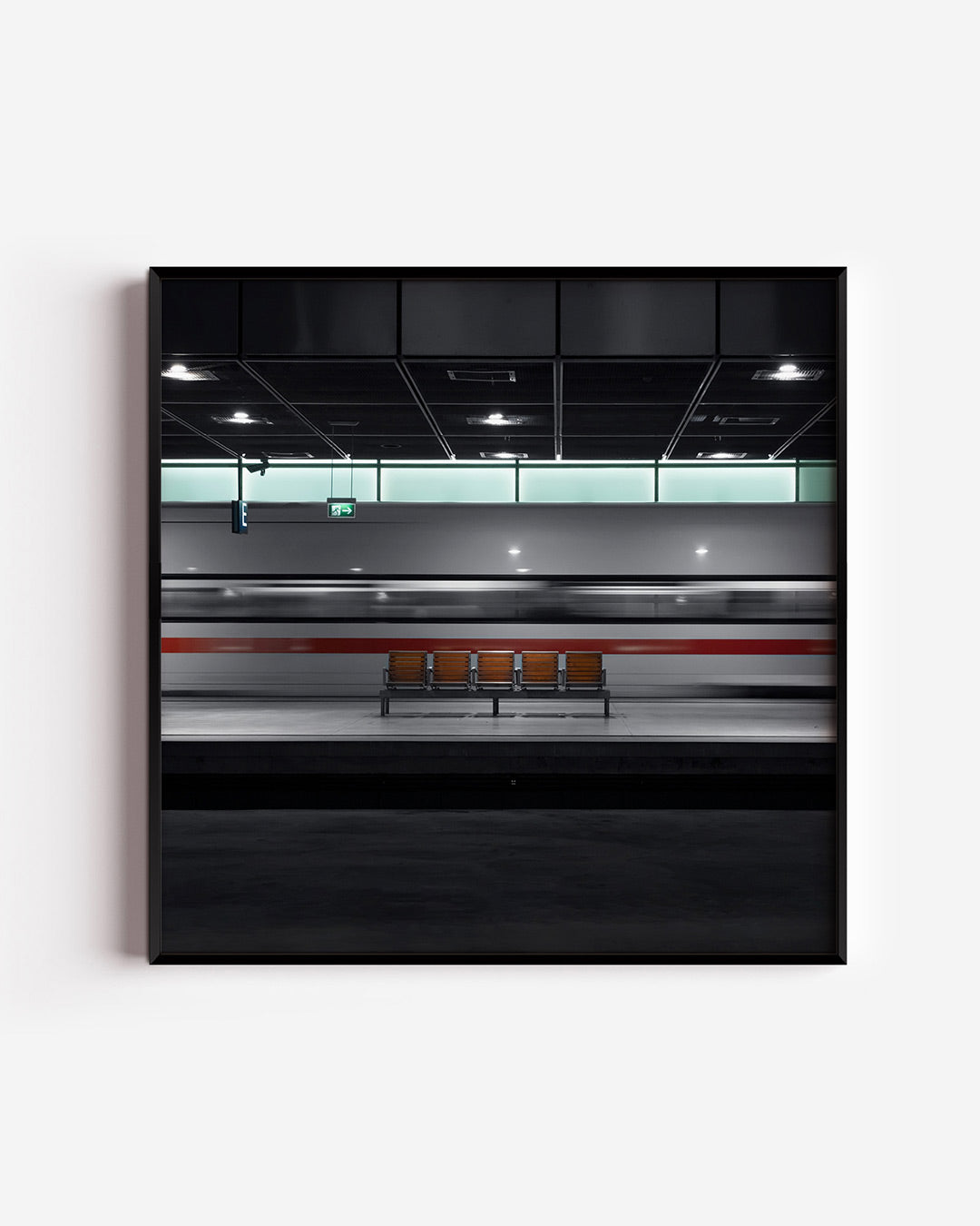 Stille station scene poster – vierkante wanddecoratie – deze poster toont een lege stationshal met een voorbijrazende trein.