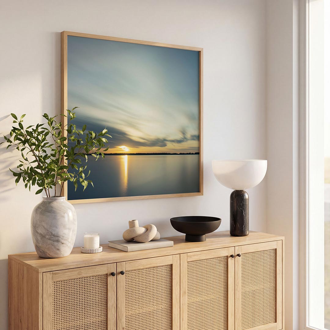 Rustige zonsondergang poster – tweede productweergave – deze poster toont een serene zonsondergang boven een kalm