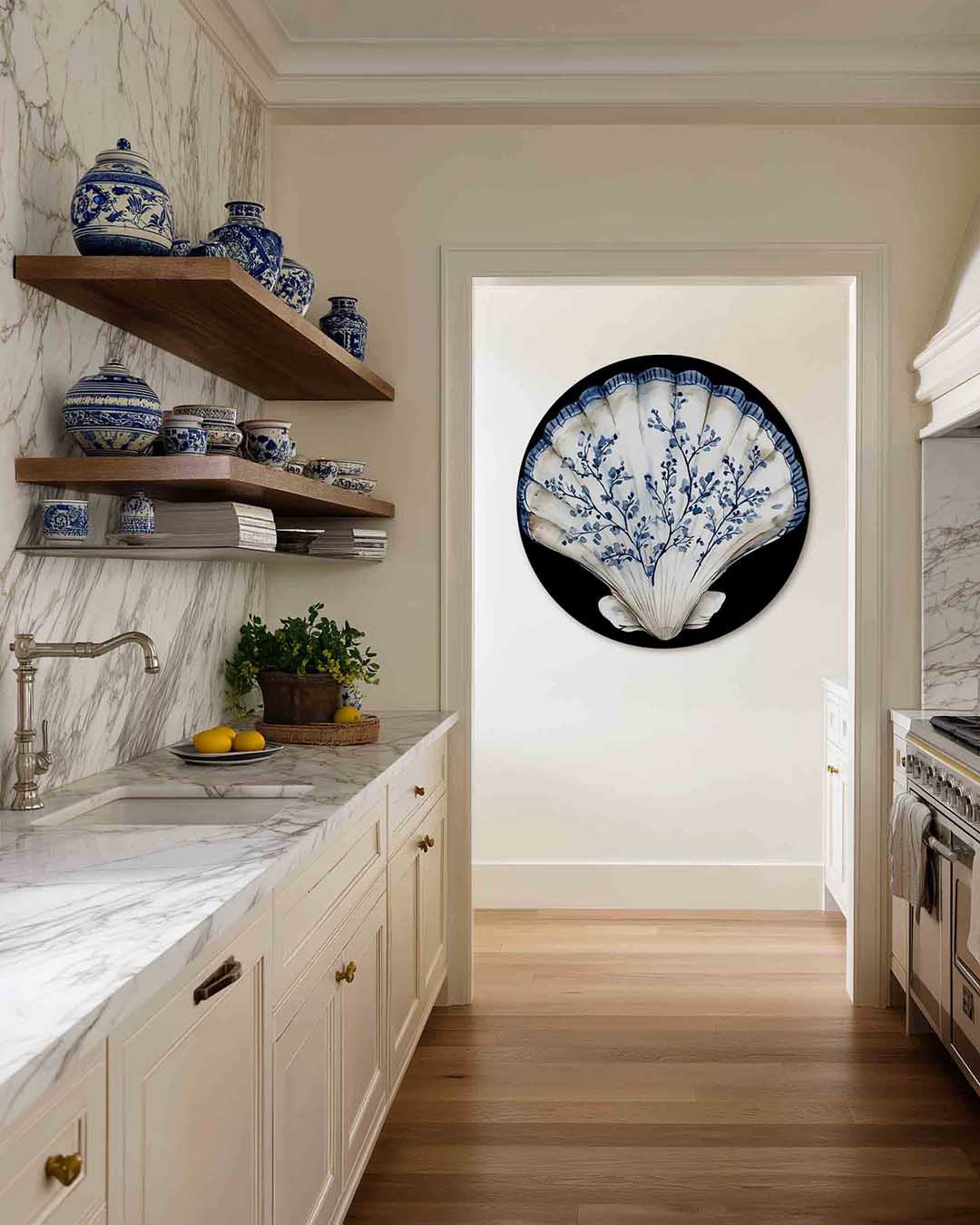 Schelp met blauwe takken – kleurrijke Pop Art muurcirkel voor aan de muur
