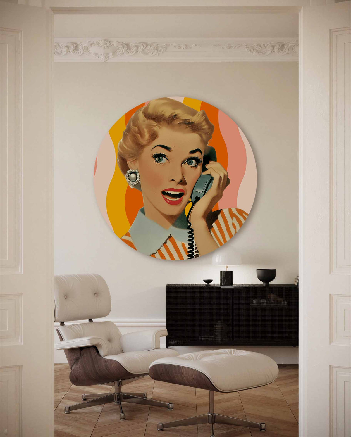 Vrouw met telefoon – kleurrijke Pop Art muurcirkel voor aan de muur
