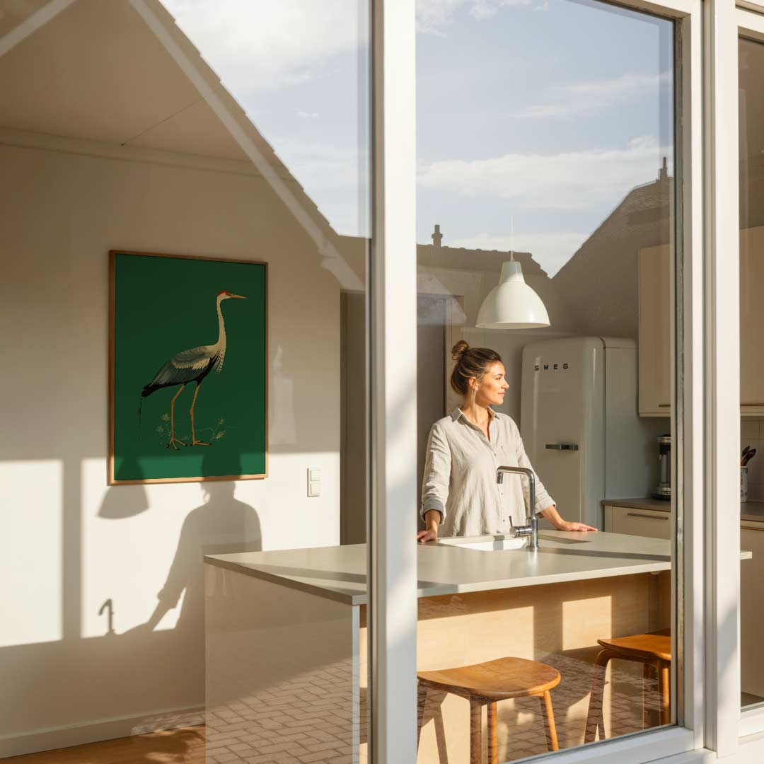 Elegante Kraanvogel op Groene Achtergrond – dierenposter als moderne staande wanddecoratie