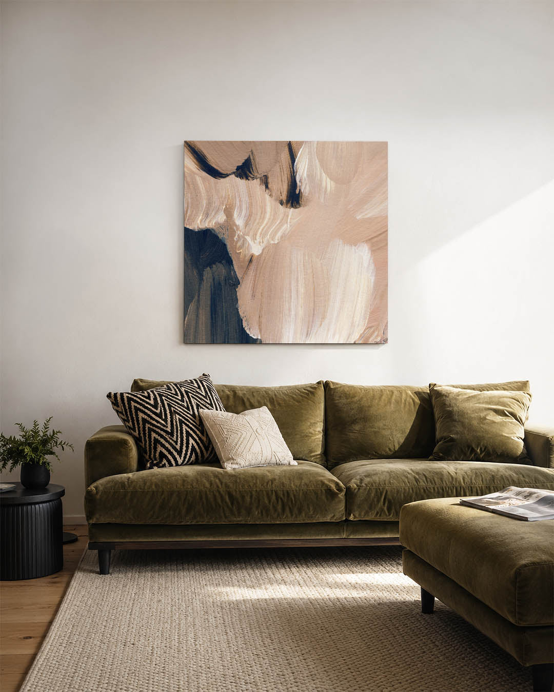 Organische penseelstreken kunstwerk – sfeerbeeld – dit kunstwerk toont vloeiende penseelstreken in beige en zwart, met