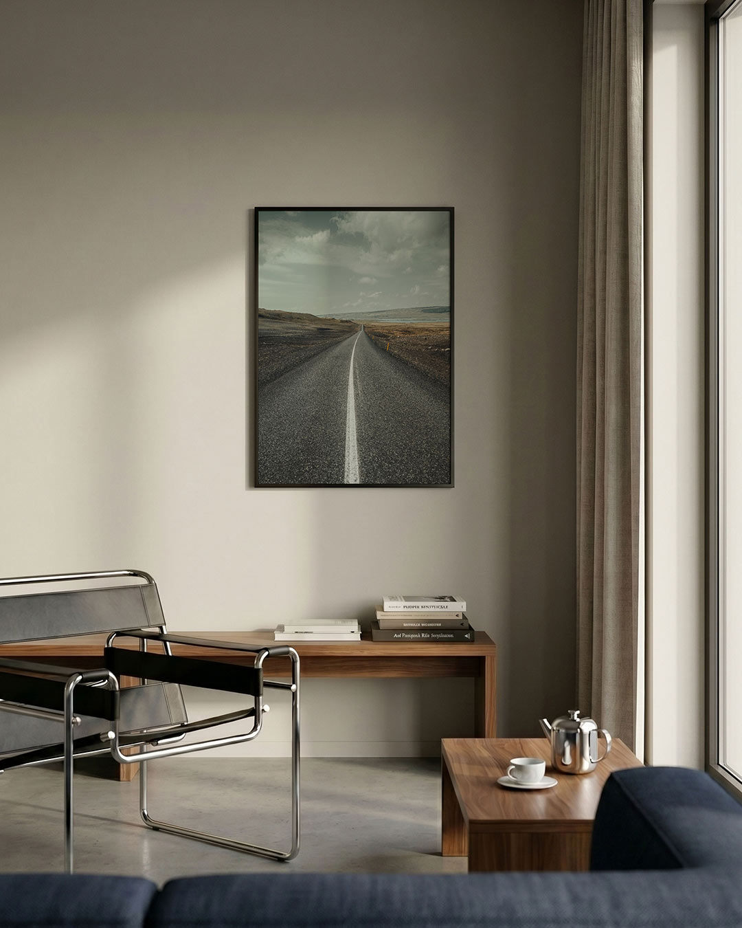 Eindeloze weg poster – detailweergave – een lange, rechte weg strekt zich uit naar de horizon onder een bewolkte lucht. De