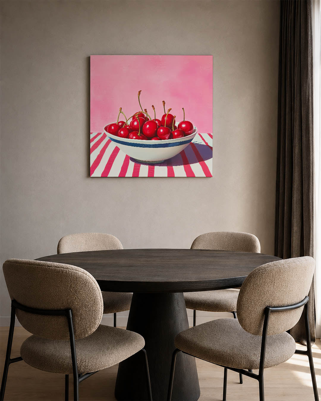 Kersen in kom kunstwerk – derde productweergave – dit werk toont een kom vol glanzende kersen tegen een roze achtergrond. De