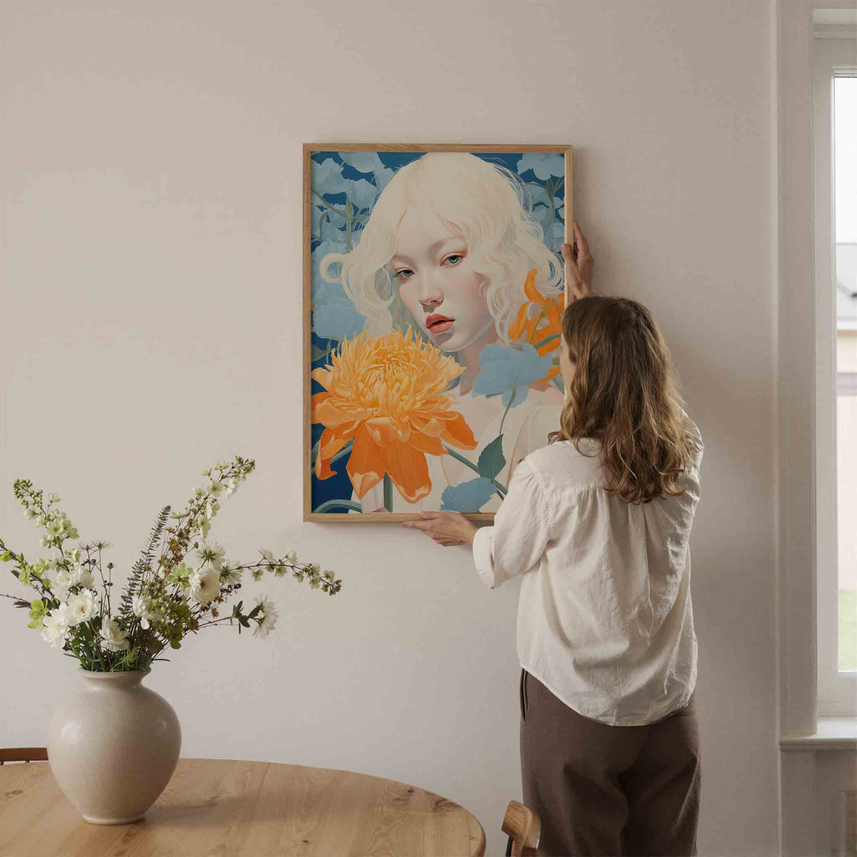 Vrouw met oranje bloem – botanische wandkunst als portret poster