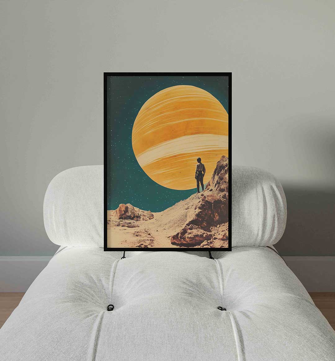 Persoon op planeet – staande surrealistische wanddecoratie van WallArtistic