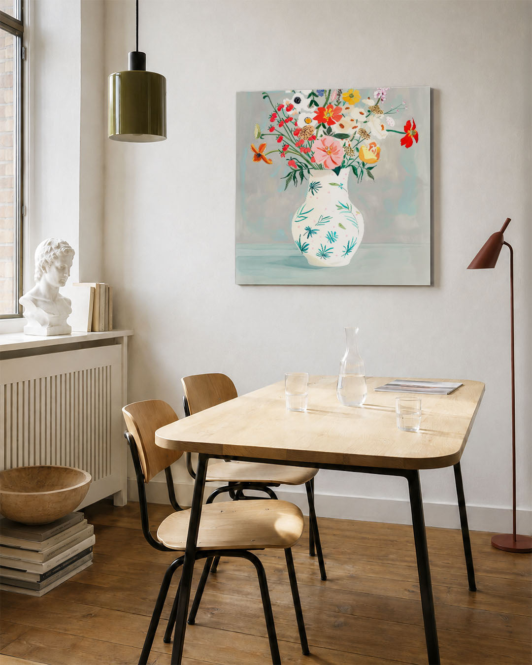 Bloemrijke vaas kunstwerk – vierkante wanddecoratie – dit werk toont een vaas met kleurrijke bloemen tegen een grijze