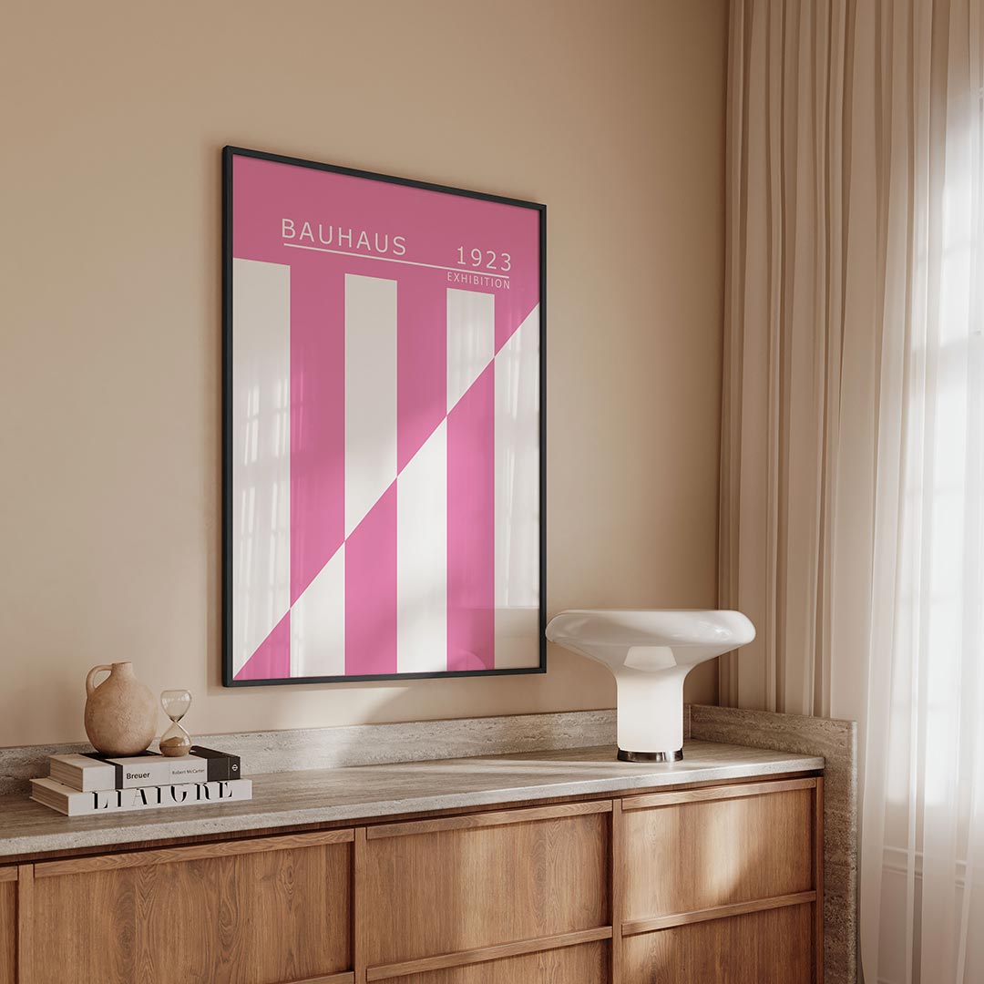Roze lijnenspel – geometrische Bauhaus poster in staand formaat