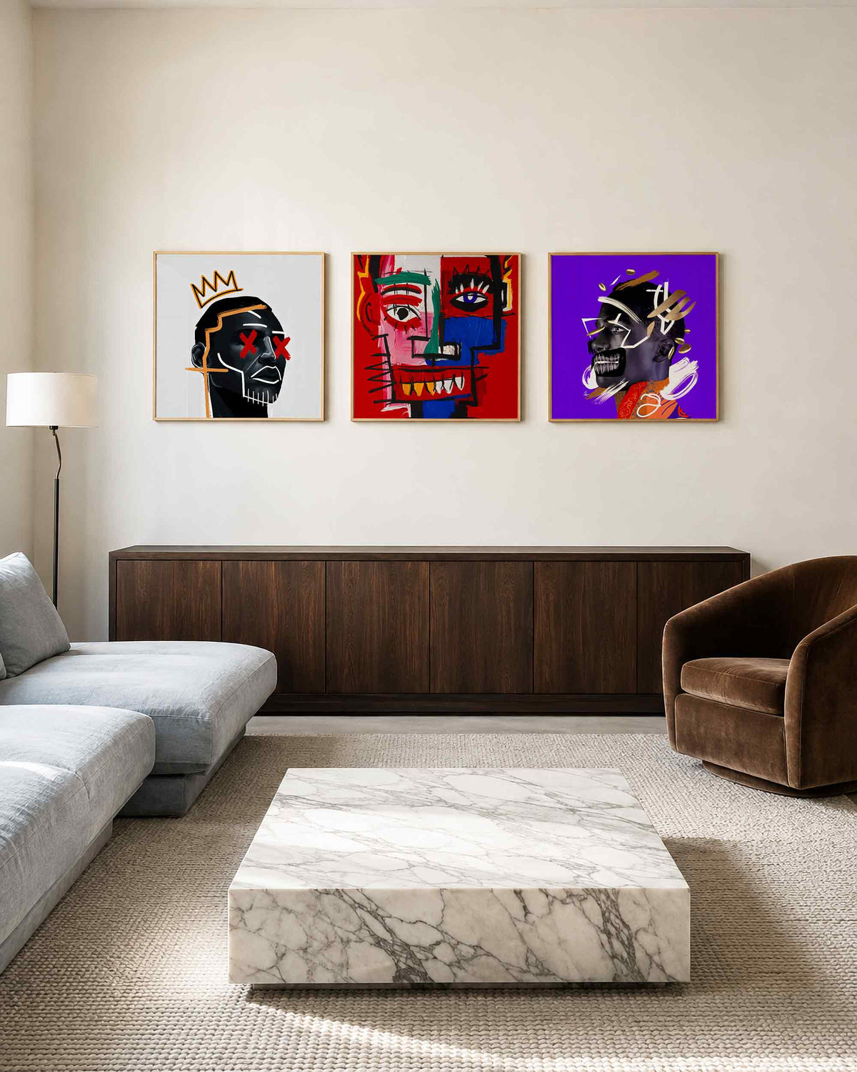 Interieurpresentatie van een driedelige vierkante posterset met expressieve gezichten