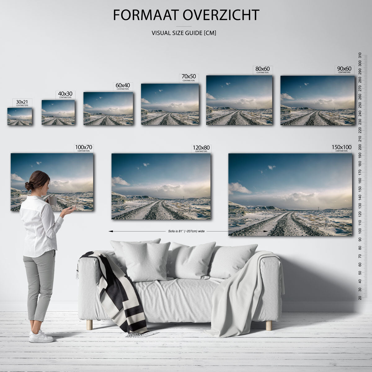 Winterse landschap poster – sfeerbeeld – een uitgestrekt winterlandschap met een kronkelende weg. De lucht is helder met