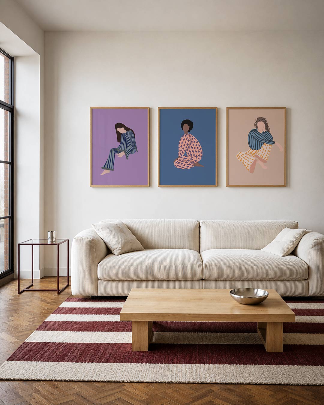 Gestreepte vormen driedelige posterset – een figuur in blauw gestreepte kleding tegen een lila achtergrond