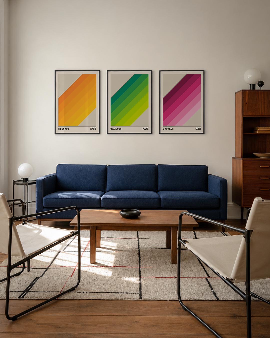 Oranje lijnenspel driedelige posterset – deze posterset in drie delen toont een dynamisch spel van diagonale oranje en gele