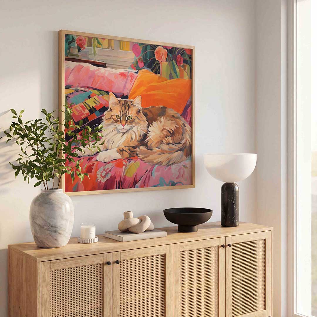 Kat op kleurrijke bank – dierenillustratie als vierkante poster