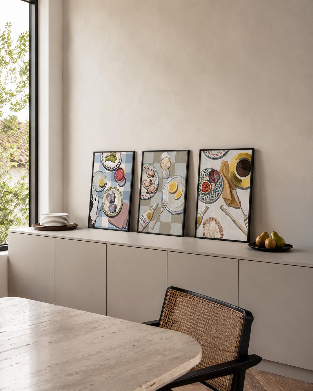Tafelkleed en gerechten posterset – detailweergave – een speelse compositie van borden met druiven, oesters en