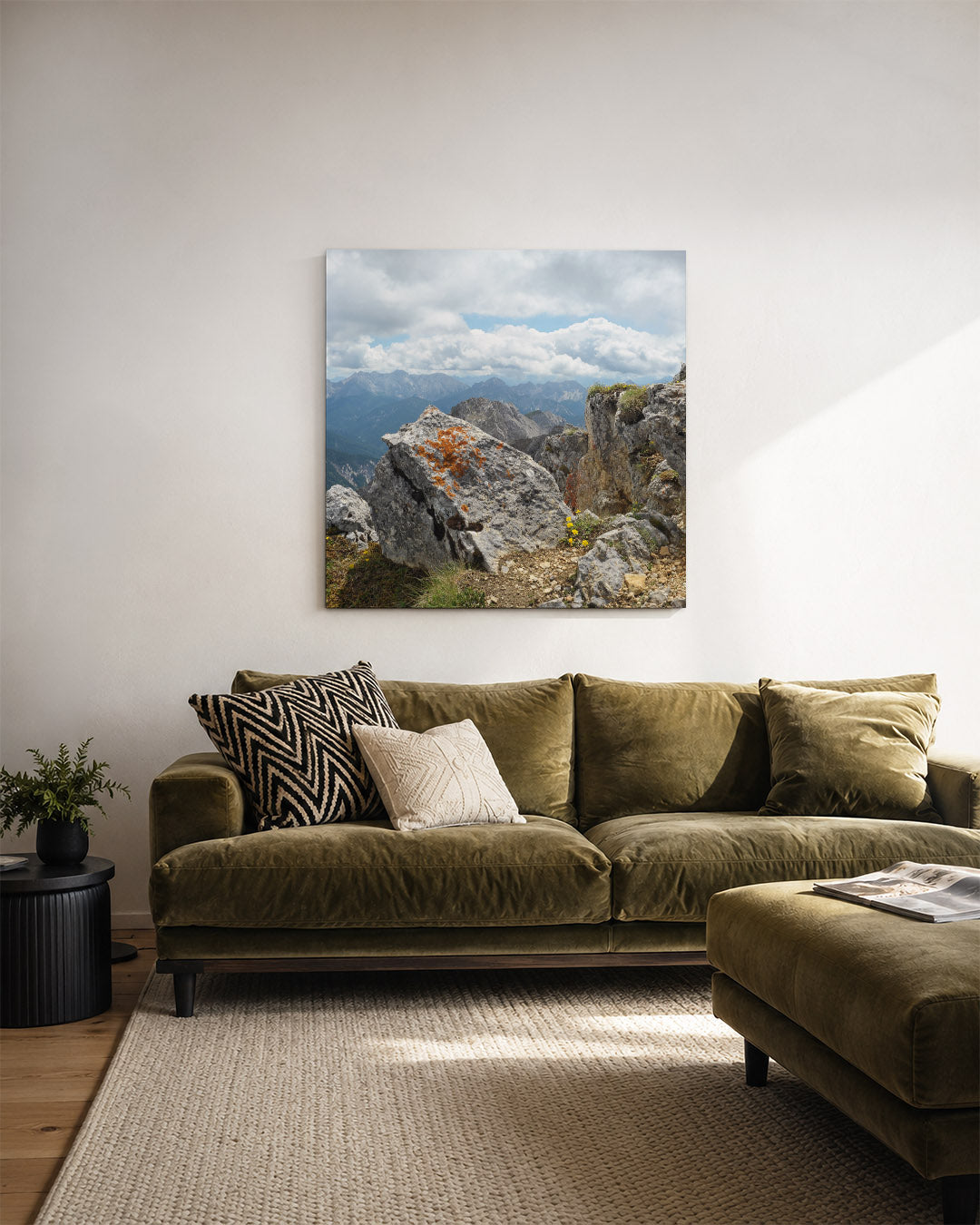 Berglandschap met rotsen kunstwerk – derde productweergave – deze kunstwerk toont een berglandschap met ruige rotsen en een