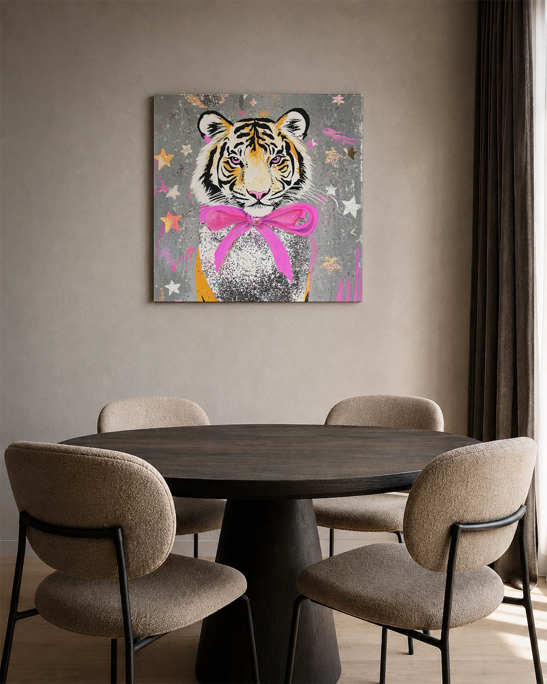 Kleurrijke tijger kunstwerk – derde productweergave – dit werk toont een tijger met levendige kleuren en een speelse