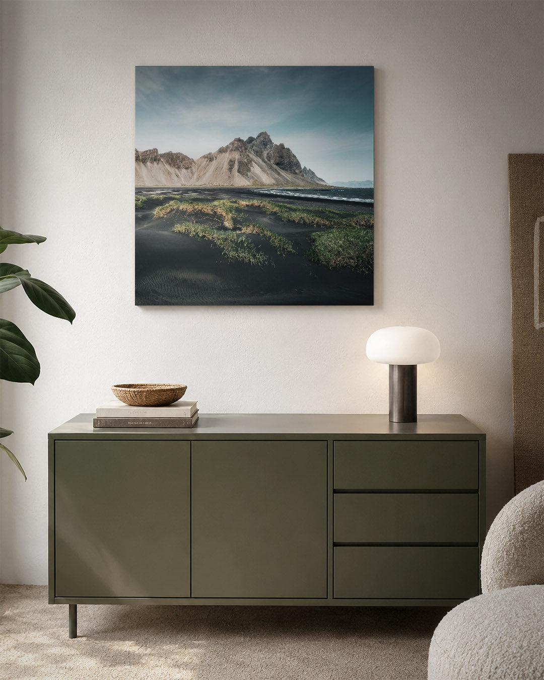 Berglandschap met zwarte zand kunstwerk – detailweergave – een indrukwekkend berglandschap met zwarte zandstranden en groene