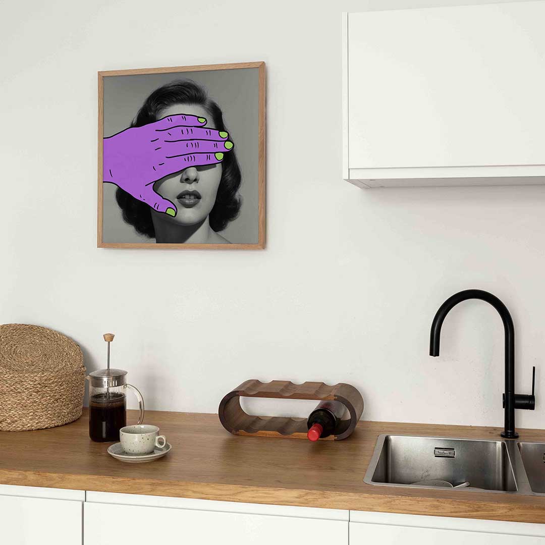 Paarse hand over gezicht – kleurrijke Pop Art poster in vierkant formaat