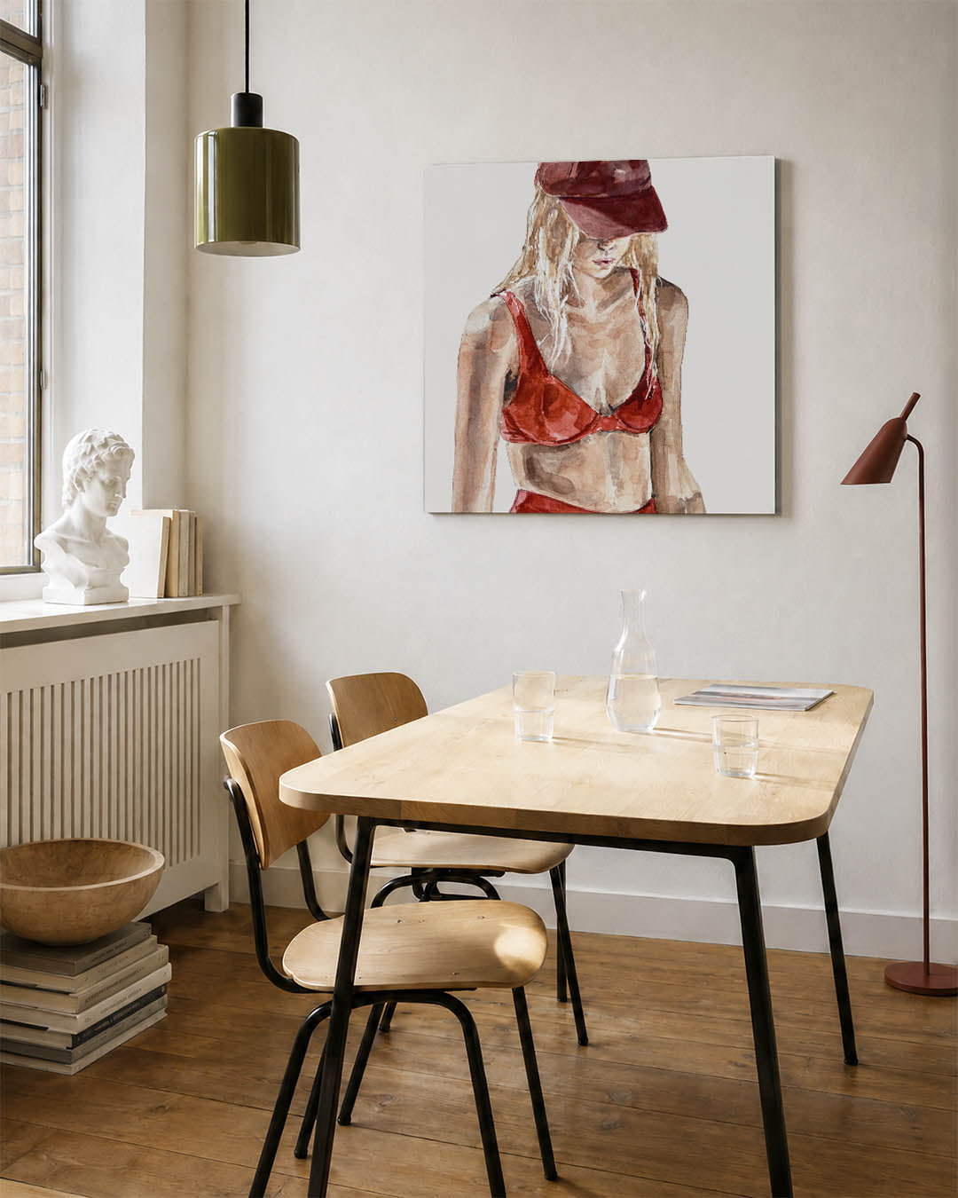 Vrouw in rood kunstwerk – vierkante wanddecoratie – dit werk toont een vrouw in een rode outfit en pet, met zachte