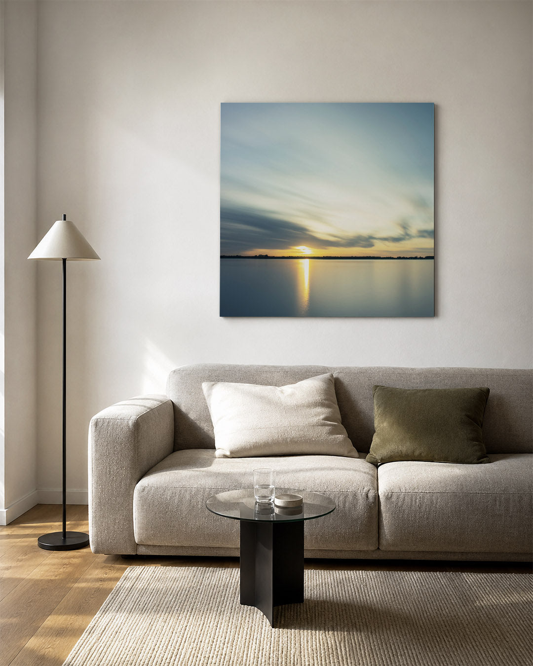 Rustige zonsondergang kunstwerk – vierkante wanddecoratie – deze kunstwerk toont een serene zonsondergang boven een kalm