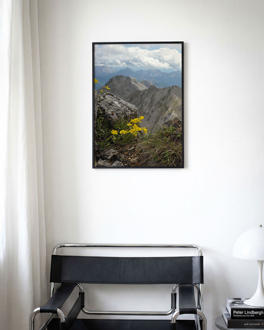 Berglandschap met bloemen poster – derde productweergave – een rotsachtig berglandschap met levendige gele bloemen op de