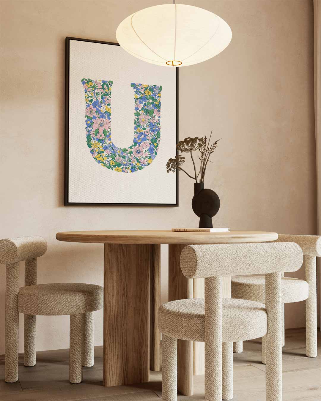 Bloemenletter U – kunstwerk met zwarte baklijst