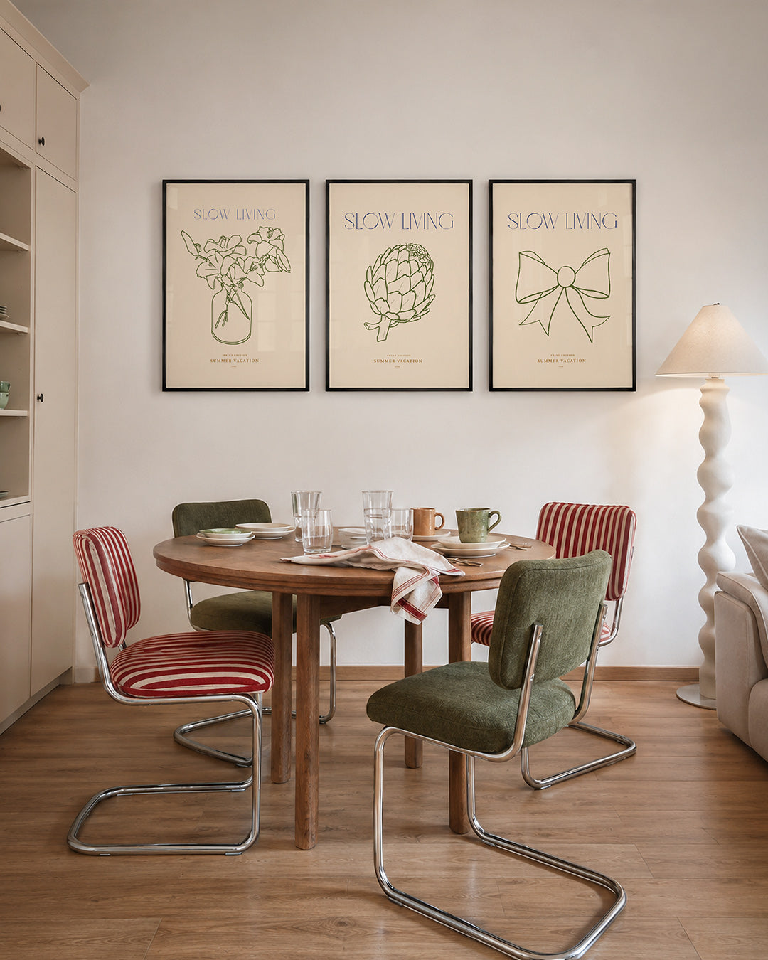 Lijnbloem compositie driedelige posterset – een eenvoudige lijntekening van bloemen in een vaas op een