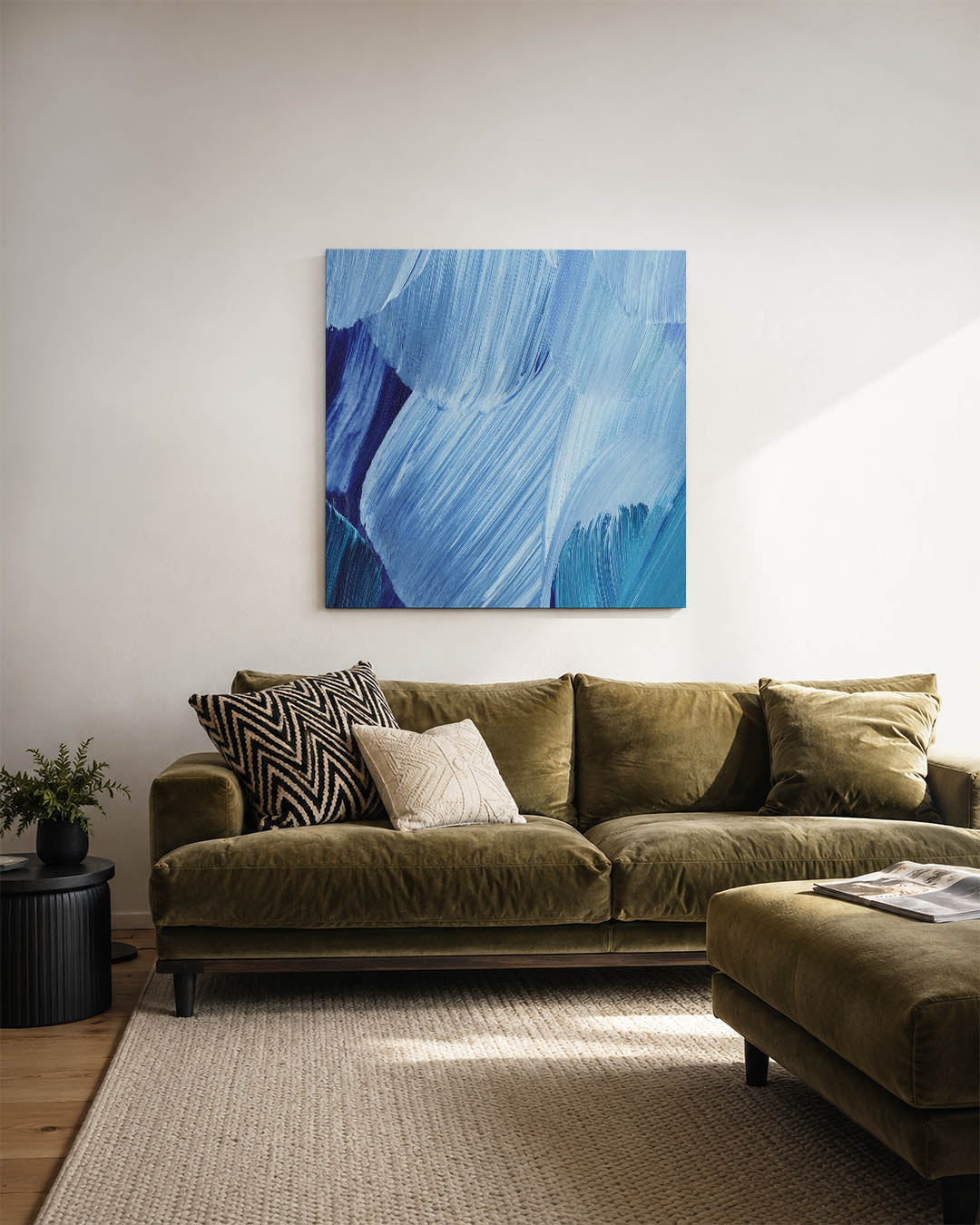 Dynamische blauwe borstels kunstwerk – sfeerbeeld – dit kunstwerk toont vloeiende penseelstreken in verschillende tinten
