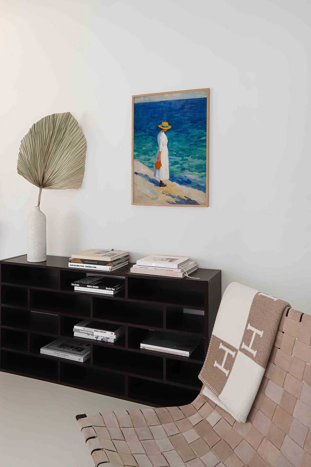 Vrouw bij zee – staande kleurrijke abstracte wanddecoratie van WallArtistic